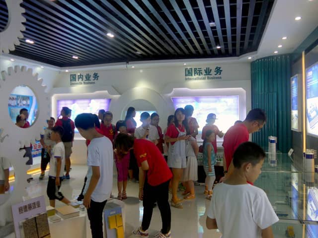 兖州区“牵手关爱 七彩暑期 感受城市 爱我家乡”活动走进世界杯信誉买球机械